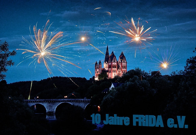 Der Limburger Dom bei Nacht mit einem symbolischen Feuerwerk zum FRIDA-Jubiläum