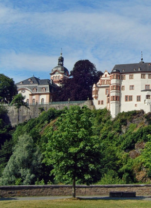 Blick über die Lahn hinweg zum Weilburger Schloss mit der Schlosskirche
